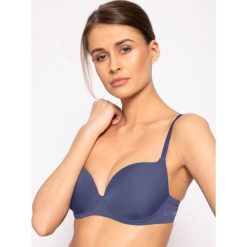 Biustonosz bezfiszbinowy Emporio Armani Underwear 164001 0P284 15434. Niebieskie biustonosze Emporio Armani Underwear, bez wzorów, z elastanu. W wyprzedaży za 179,00 zł.