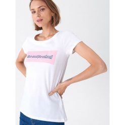 T-shirt z napisem - Biały. Białe t-shirty damskie House, s, z napisami, bez kołnierzyka. Za 29,99 zł.