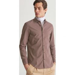 Bawełniana koszula regular fit - Wielobarwn. Szare koszule męskie Reserved, s, bez wzorów, z bawełny, bez kołnierzyka, bez rękawów. W wyprzedaży za 49,99 zł.