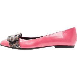 Paco Gil PARKER Baleriny pink/black hugo. Czerwone baleriny damskie marki Paco Gil, bez wzorów, ze skóry, klasyczne, bez obcasa. Za 669,00 zł.