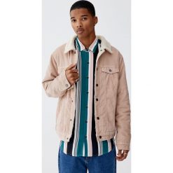 Sztruksowa kurtka z kołnierzem ze sztucznego baranka. Czerwone kurtki męskie marki Pull&Bear, m, ze sztruksu. Za 199,00 zł.