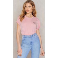 T-shirty damskie: Statement By NA-KD Influencers T-shirt Andrea Hedenstedt – Pink