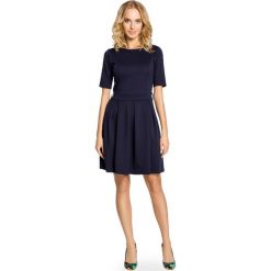 Christina elegancka sukienka z kontrafałdą - granatowa. Sukienki damskie Moe, s, w paski, z bawełny, eleganckie, bez kołnierzyka, bez rękawów, rozkloszowane. W wyprzedaży za 69,50 zł.