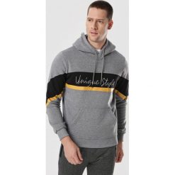 Szara Bluza Zelimis. Szare bluzy męskie Born2be, xl, bez wzorów, bez kołnierzyka, bez rękawów, bez kaptura. Za 79,99 zł.