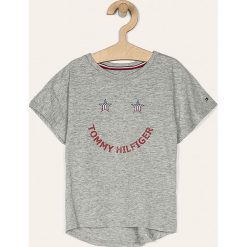 Tommy Hilfiger - T-shirt dziecięcy 104-176 cm. Szare bluzki dziewczęce TOMMY HILFIGER, z nadrukiem, z bawełny, z okrągłym kołnierzem, z krótkim rękawem, krótkie, bez kaptura. W wyprzedaży za 79,90 zł.