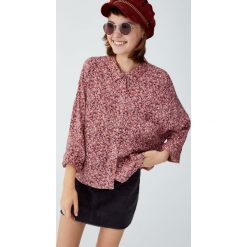 Koszula z wiskozy w kwiaty. Różowe koszule damskie Pull&Bear, w kwiaty, z wiskozy, bez kołnierzyka, z długim rękawem. Za 69,90 zł.