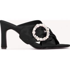 Klapki damskie: NA-KD Shoes Zdobione klapki mule na obcasie – Black