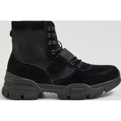 Buty trapery - Czarny. Czarne buty trekkingowe damskie Sinsay, bez obcasa, bez zapięcia. Za 129,99 zł.