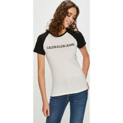Calvin Klein Jeans - Top. Białe bluzki damskie Calvin Klein Jeans, s, z nadrukiem, z bawełny, z okrągłym kołnierzem. W wyprzedaży za 159,90 zł.