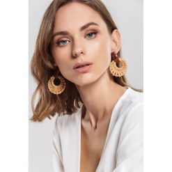 Beżowe Kolczyki Wicker. Brązowe kolczyki damskie Renee, plastikowe, na sztyftcie. Za 49,99 zł.