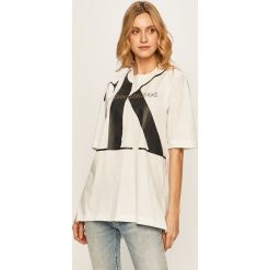 Calvin Klein Jeans - T-shirt. Białe t-shirty damskie Calvin Klein Jeans, s, z nadrukiem, z bawełny, casualowe, z okrągłym kołnierzem. Za 229,90 zł.