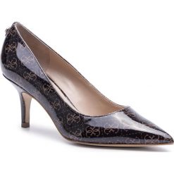 Szpilki GUESS - Dessie6 FL7DS6 PAF08 BROWN. Pomarańczowe półbuty damskie Guess, z aplikacjami, ze skóry ekologicznej, bez obcasa, na obcasie, bez zapięcia. W wyprzedaży za 459,00 zł.