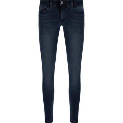 Jeansy Skinny Fit Tommy Jeans DW0DW06869. Niebieskie jeansy damskie Tommy Jeans, bez wzorów, z jeansu. W wyprzedaży za 279,00 zł.