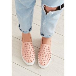 Różowe Slip On Power Rock. Różowe półbuty damskie Born2be, bez wzorów, rockowe, bez obcasa, bez zapięcia. W wyprzedaży za 49,99 zł.