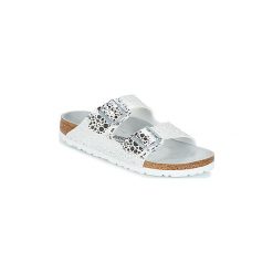 Klapki Birkenstock ARIZONA. Białe klapki damskie Birkenstock, bez wzorów, bez obcasa. W wyprzedaży za 230,30 zł.