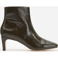 Botki na szerokim obcasie - Khaki. Brązowe botki damskie Reserved, bez obcasa, bez zapięcia. Za 159,99 zł.
