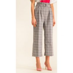 Spodnie materiałowe Guess Sarah W01B87 WCNF0. Szare spodnie damskie Guess, s, z aplikacjami, z elastanu. W wyprzedaży za 299,00 zł.