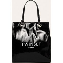Twinset - Torebka. Czarne torby damskie na zakupy Twinset, w paski, z poliesteru, duże, z nadrukiem, bez dodatków. W wyprzedaży za 269,90 zł.