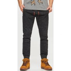 Jeansy SLIM JOGGER - Czarny. Czarne jeansy męskie regular Cropp. Za 139,99 zł.
