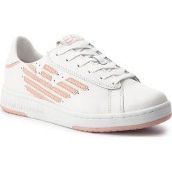 Sneakersy EA7 EMPORIO ARMANI - X8X043 XK075 D884 White/Evening Sand. Białe półbuty damskie EA7 Emporio Armani, na co dzień, bez wzorów, ze skóry ekologicznej, bez obcasa, na płaskiej podeszwie, bez zapięcia. W wyprzedaży za 449,00 zł.