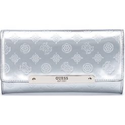 Guess Highlight Mini Kopertówka Srebrny. Szare kopertówki damskie Guess, w paski, z materiału, bez dodatków. Za 349,95 zł.