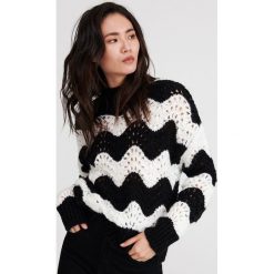 Wzorzysty sweter z domieszką wełny - Wielobarwny. Swetry damskie Reserved, s, bez wzorów, z wełny, bez rękawów, bez kaptura. Za 139,99 zł.