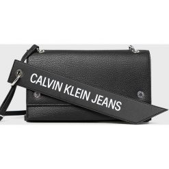 Calvin Klein Jeans - Torebka. Szare listonoszki damskie Calvin Klein Jeans, w paski, z jeansu, małe, bez dodatków. Za 399,90 zł.