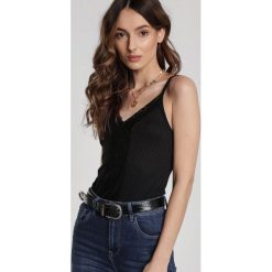 Czarny Top Marinella. Czarne bluzki damskie Renee, s, bez wzorów, z dzianiny, rockowe, bez kołnierzyka, bez rękawów. Za 39,99 zł.