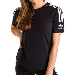 ADIDAS TIGHT T-SHIRT > FM2592. Bluzki sportowe damskie Adidas, z aplikacjami, z elastanu, z klasycznym kołnierzykiem, z krótkim rękawem, krótkie, bez kaptura. Za 99,99 zł.
