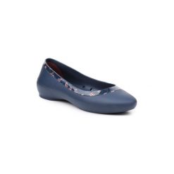 Baleriny Crocs lina shiny grap 204855-4HJ. Niebieskie baleriny damskie Crocs, bez wzorów, bez obcasa. Za 179,00 zł.