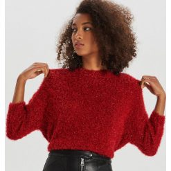 Puszysty sweter oversize - Czerwony. Czerwone swetry damskie Cropp, s, bez wzorów, bez rękawów, bez kaptura. Za 99,99 zł.