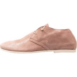 Donna Carolina Sznurowane obuwie sportowe polvere nude. Różowe buty sportowe damskie marki Donna Carolina, z materiału. Za 629,00 zł.