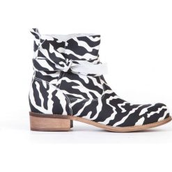 Botki z kokardą - skóra naturalna - model 458 - kolor zebra. Szare botki damskie Zapato, z jeansu, eleganckie, z okrągłym noskiem, bez obcasa, na płaskiej podeszwie, bez zapięcia. W wyprzedaży za 279,30 zł.