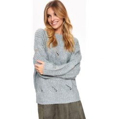 Luźny sweter z ozdobnym splotem. Szare swetry damskie Top Secret, bez wzorów, z dzianiny, eleganckie, z długim rękawem, długie, bez kaptura. W wyprzedaży za 59,99 zł.