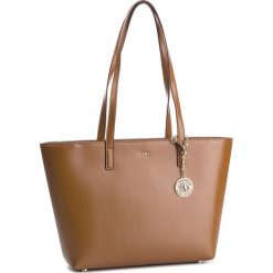 Torebka DKNY - R74A3014 Vicuna 249. Pomarańczowe torebki klasyczne damskie DKNY, bez wzorów, ze skóry, klasyczne, bez dodatków. W wyprzedaży za 619,00 zł.