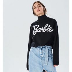 Bluza z golfem Barbie - Czarny. Czarne bluzy damskie Sinsay, s, bez wzorów, bez rękawów, bez kaptura. Za 59,99 zł.