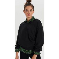 Gładka bluza oversize - Czarny. Czarne bluzy damskie Cropp, s, bez wzorów, bez rękawów, bez kaptura. Za 69,99 zł.
