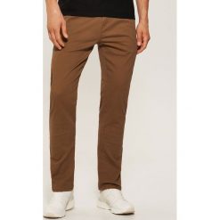 Spodnie chino - Beżowy. Brązowe chinosy męskie House. Za 89,99 zł.