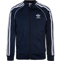 Adidas Originals Kurtka sportowa collegiate navy. Niebieskie kurtki chłopięce marki adidas Originals, z materiału. W wyprzedaży za 179,10 zł.