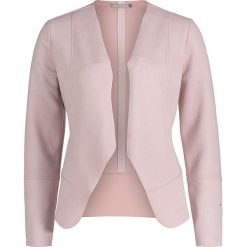 Blezer w kolorze jasnoróżowym. Różowe bolerka i narzutki damskie Betty & Co, bez wzorów, ze skóry, bez rękawów. W wyprzedaży za 109,95 zł.