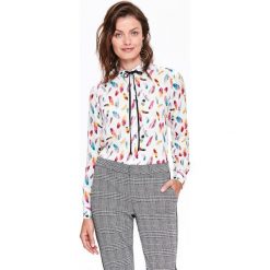 KOSZULA DAMSKA Z PRINTEM. Białe koszule damskie Top Secret, na co dzień, z haftami, eleganckie, bez kołnierzyka, bez rękawów. W wyprzedaży za 39,99 zł.