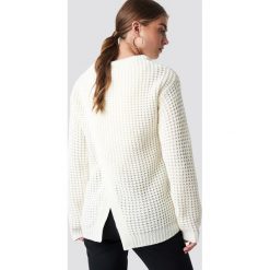 Rut&Circle Sweter Samira Otwórz Wróć Knit - White,Offwhite. Białe swetry klasyczne damskie Rut&Circle, z dzianiny, z okrągłym kołnierzem. Za 121,95 zł.