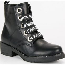 BOTKI WORKERY FASHION. Czarne botki damskie marki Merg, bez obcasa, bez zapięcia. Za 129,90 zł.
