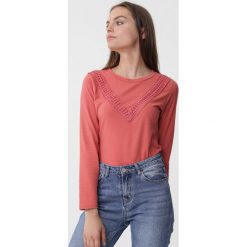 Łososiowa Bluzka Tammy. Brązowe bluzki damskie Born2be, xl, z aplikacjami, z dzianiny, klasyczne, z okrągłym kołnierzem, z długim rękawem. Za 39,99 zł.