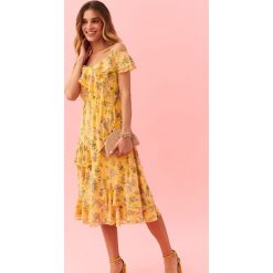DŁUGA SUKIENKA W KWIATOWY WZÓR Z FALBANAMI. Żółte sukienki damskie Top Secret, na lato, w kwiaty, eleganckie, bez kołnierzyka, z długim rękawem, długie, midi. W wyprzedaży za 79,99 zł.