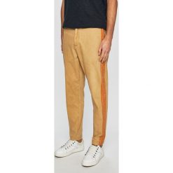 Scotch & Soda - Spodnie. Brązowe spodnie męskie Scotch & Soda, na co dzień, bez wzorów, z elastanu, casualowe. W wyprzedaży za 319,90 zł.