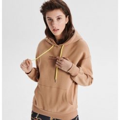 Bluza hoodie z napisem - Brązowy. Pomarańczowe bluzy damskie Cropp, s, z napisami, bez rękawów, bez kaptura. Za 79,99 zł.