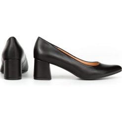 Czółenka na klocku - skóra naturalna - model 1368 - kolor czarny. Czarne czółenka damskie Zapato, bez wzorów, ze skóry, bez obcasa. Za 319,00 zł.