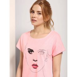 T-SHIRT KRÓTKI RĘKAW DAMSKI Z NADRUKIEM. Różowe t-shirty damskie marki TROLL, m, z nadrukiem, z bawełny, klasyczne, z klasycznym kołnierzykiem. W wyprzedaży za 14,99 zł.