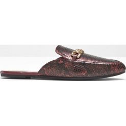 Klapki bonprix bordowy we wzór skóry węża. Czerwone klapki damskie bonprix, bez wzorów, ze skóry, bez obcasa. Za 74,99 zł.